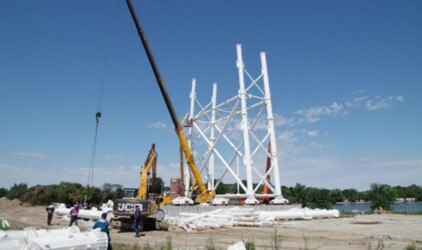 В Калининграде устанавливают электроопоры рекордной высоты