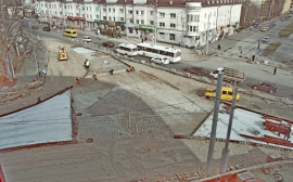 В Калининграде укладываются новые трамвайные рельсы и восстанавливаются шумовые полосы